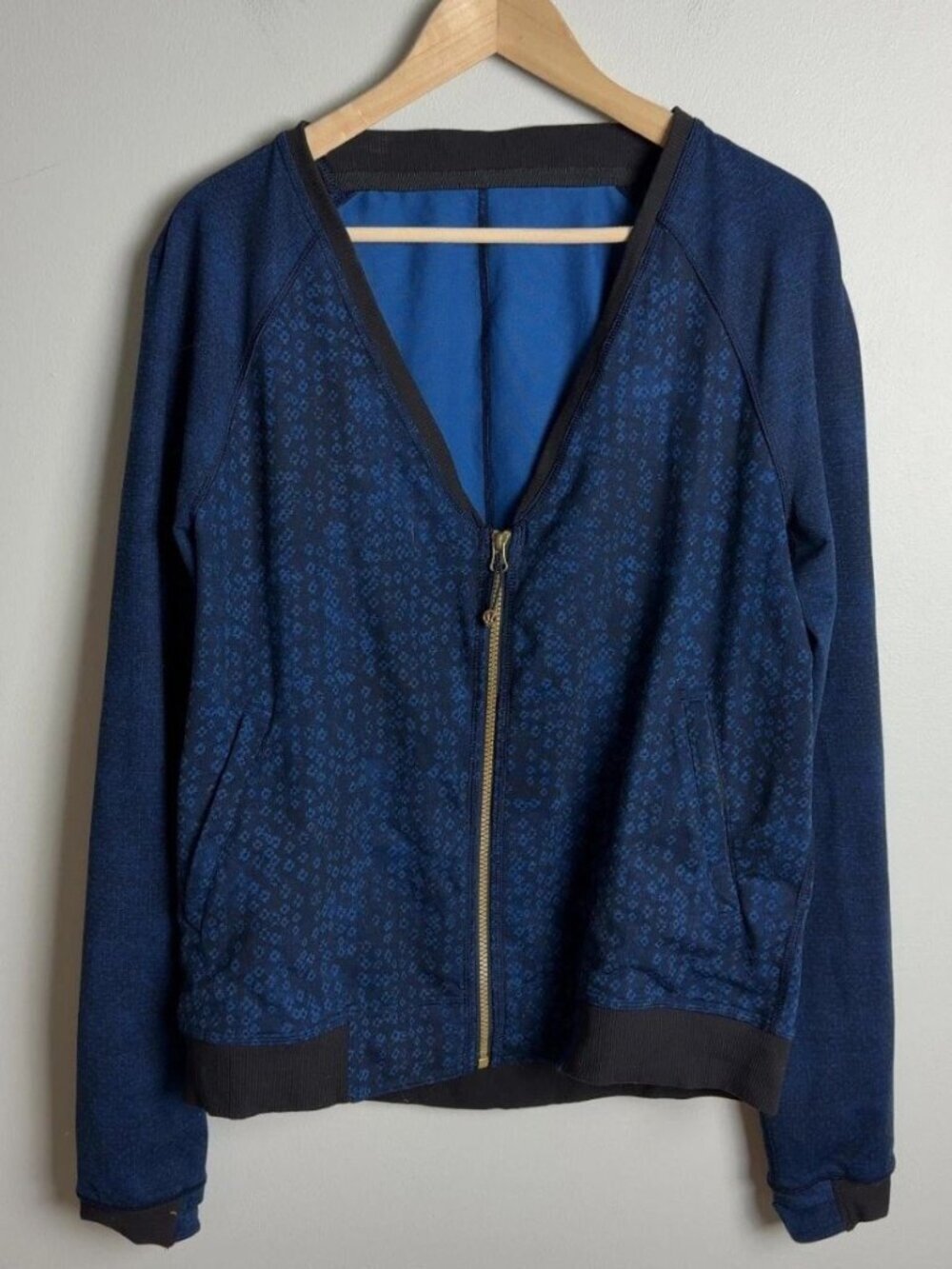 Lululemon Blue Patterned Full Zip Jacket Thumbholes Gold Zip Size 10 Women’s